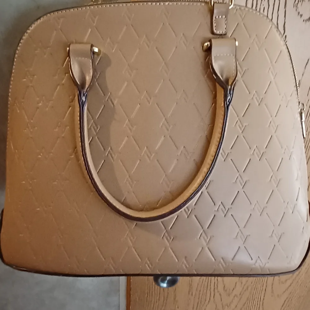Adrienne vittadini tan color crossbody, shoulder bag. NWOT - Picture 3 of 9